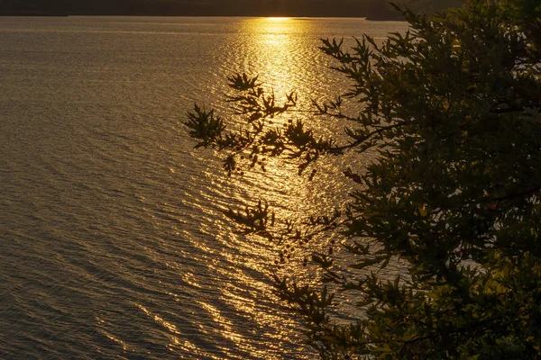 Puesta de sol en el maratón del lago en una noche de otoño, Ática, Grecia — Foto de Stock