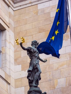 Reichstag binasının önündeki heykel, Alman parlamentosunun koltuğu.