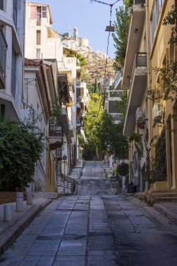 Atina 'da filopappou tepesi manzaralı dar bir sokak manzarası. Yunanistan.