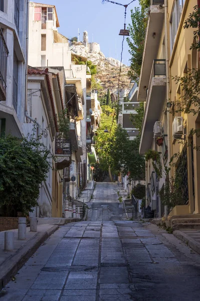 Atina 'da filopappou tepesi manzaralı dar bir sokak manzarası. Yunanistan.