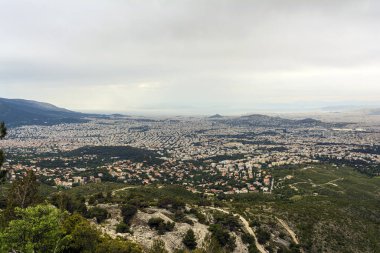 Bulutlu Atina 'nın panoramik manzarası, Penteli dağından çekildi. Yunanistan.