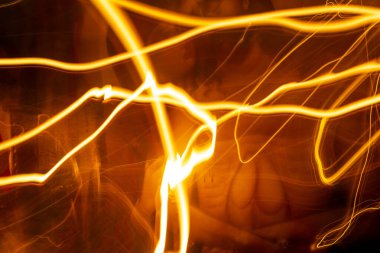 Kilisede mum ışığında soyut ışık resmi - arka planda bulanık ışıklar.