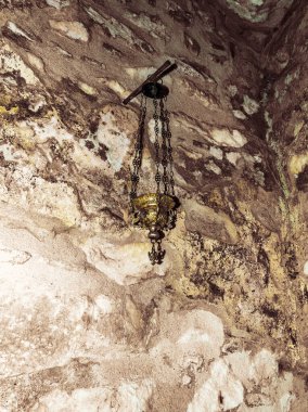 Yunanistan 'ın Penteli kentindeki Ortodoks Kilisesi' nde asılı bir asma pirinç ve sınıf mum tutacağı..