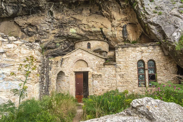雅典北部彭泰利的一座山 由Davelis山洞围住的东正教修道院 — 图库照片