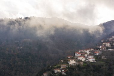Yunanistan, Arcadia 'da sisli dağlardaki köy görüntüsü.