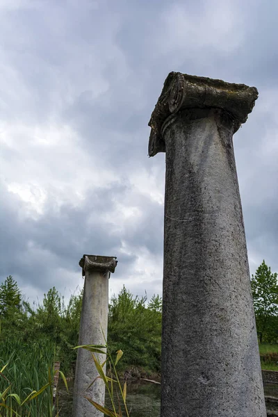 Yunanistan Daki Dion Arkeoloji Sahasında Antik Sütun Harabeleri — Stok fotoğraf