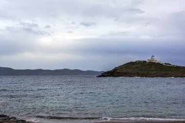 Yunanistan 'ın Keratea kentindeki Profitis İlyas Kilisesi' nin uzaktan görüşü