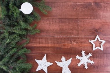 Kahverengi ahşap masada firavun ağacı dalları ve beyaz mücevherler. Noel kırsal arka planı. Yeni yıl, kış tatili, fotokopi alanı, üst manzara