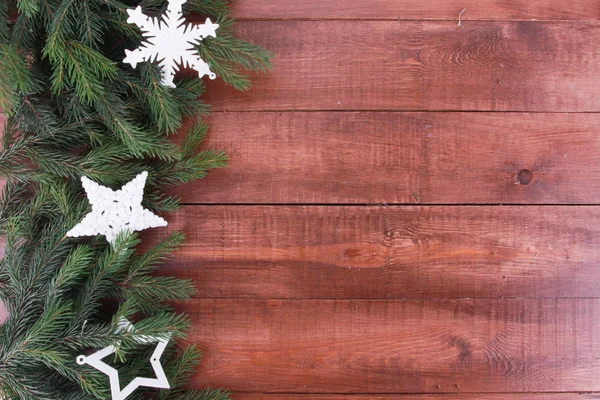 Gałęzie Jodły Białe Bombki Brązowym Drewnianym Stole Boże Narodzenie Rustykalnym — Zdjęcie stockowe
