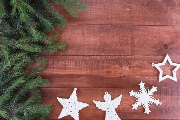 Gałęzie Jodły Białe Bombki Brązowym Drewnianym Stole Boże Narodzenie Rustykalnym — Zdjęcie stockowe