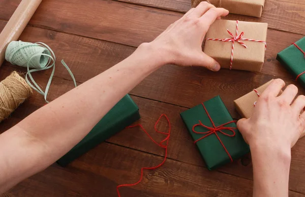 Dłonie Kobiety Pakującej Prezenty Świąteczne Noworoczne Obecna Koncepcja Pakowania Pudełka — Zdjęcie stockowe