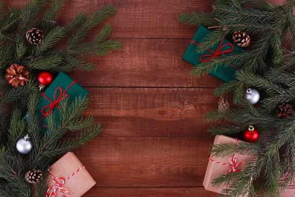Gałęzie Prezenty Bombki Szyszki Brązowym Drewnianym Stole Koncepcja Bożego Narodzenia — Zdjęcie stockowe