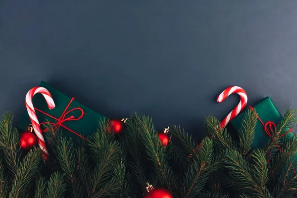 Bola Roja Navidad Bastón Caramelo Ramas Abeto Regalos Sobre Fondo — Foto de Stock