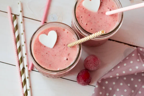 Dos smothies rosados con corazón —  Fotos de Stock