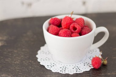 Beyaz arkaplanda ahududu