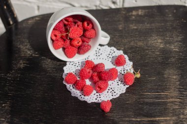 Beyaz arkaplanda ahududu