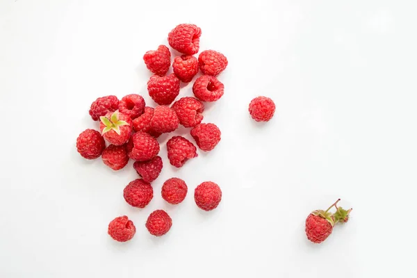 Raspberry pada latar belakang putih — Stok Foto