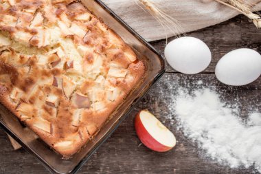 Tahta bir masada elmalı turta.