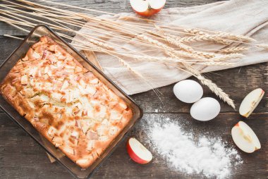 Tahta bir masada elmalı turta.