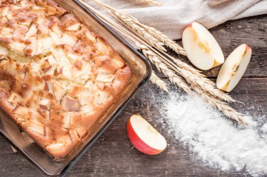Tahta bir masada elmalı turta.
