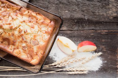 Tahta bir masada elmalı turta.
