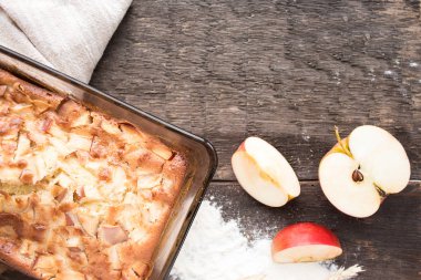 Tahta bir masada elmalı turta.