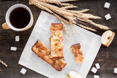 Tahta bir masada elmalı turta.