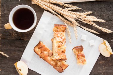 Tahta bir masada elmalı turta.