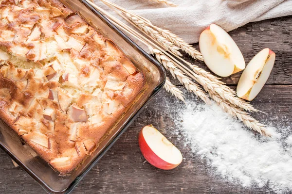 Tahta bir masada elmalı turta.