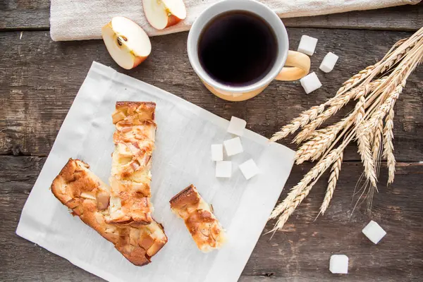 Tahta bir masada elmalı turta.