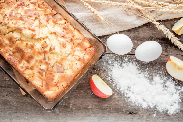 Tahta bir masada elmalı turta.