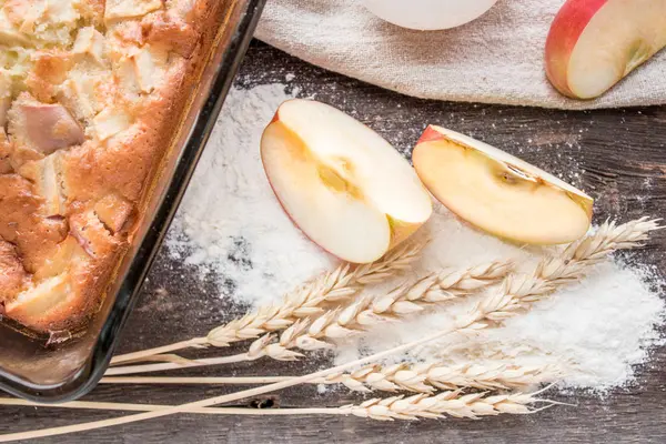 Tahta bir masada elmalı turta.