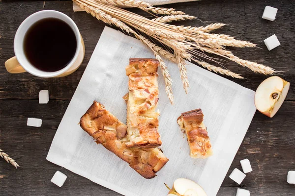 Tahta bir masada elmalı turta.