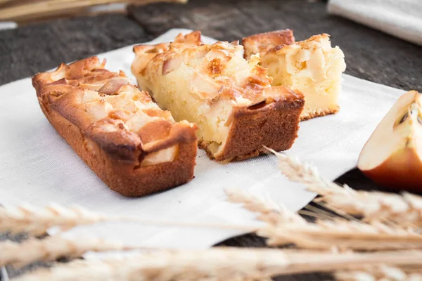 Tarta de manzana en una mesa de madera — Foto de Stock