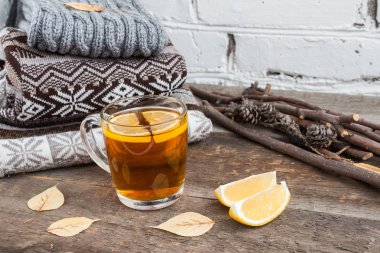 Sosisli bir masada sıcak siyah çay