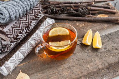 Sosisli bir masada sıcak siyah çay
