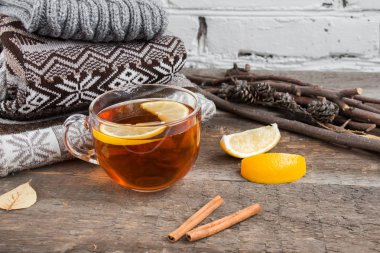 Sosisli bir masada sıcak siyah çay