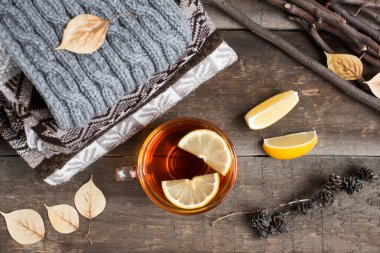 Sosisli bir masada sıcak siyah çay