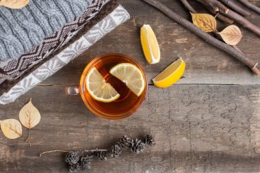 Sosisli bir masada sıcak siyah çay