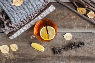 Sosisli bir masada sıcak siyah çay