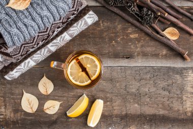 Sosisli bir masada sıcak siyah çay