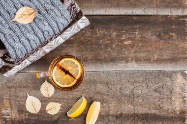 Sosisli bir masada sıcak siyah çay