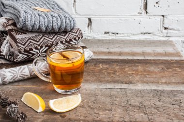 Sosisli bir masada sıcak siyah çay