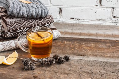 Sosisli bir masada sıcak siyah çay