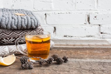 Sosisli bir masada sıcak siyah çay