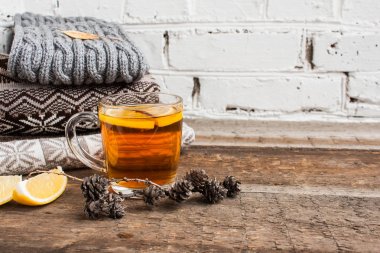 Sosisli bir masada sıcak siyah çay