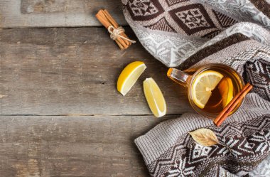 Sosisli bir masada sıcak siyah çay