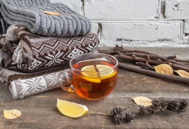 Sosisli bir masada sıcak siyah çay