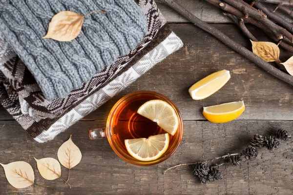 Sosisli bir masada sıcak siyah çay