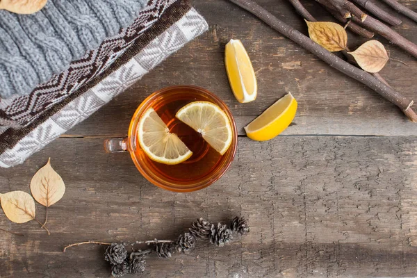 Sosisli bir masada sıcak siyah çay